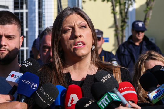 Ζ. Κωνσταντοπούλου: «Η δίκη των Τεμπών διεξάγεται με τις περισσότερες παραβιάσεις του Κράτους Δικαίου»